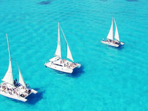 Três catamarãs em Isla Mujeres México no mar azul-turquesa do Caribe