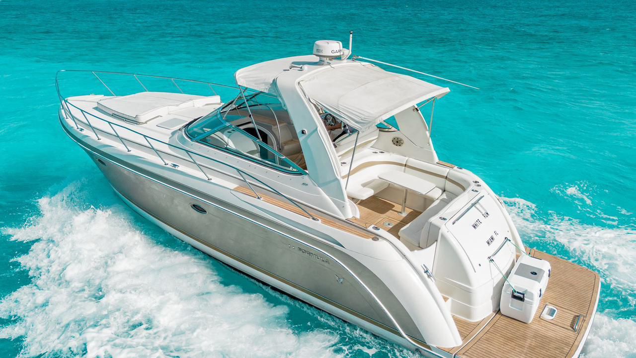 Embarcação privada em cancun rodeada por águas transparentes