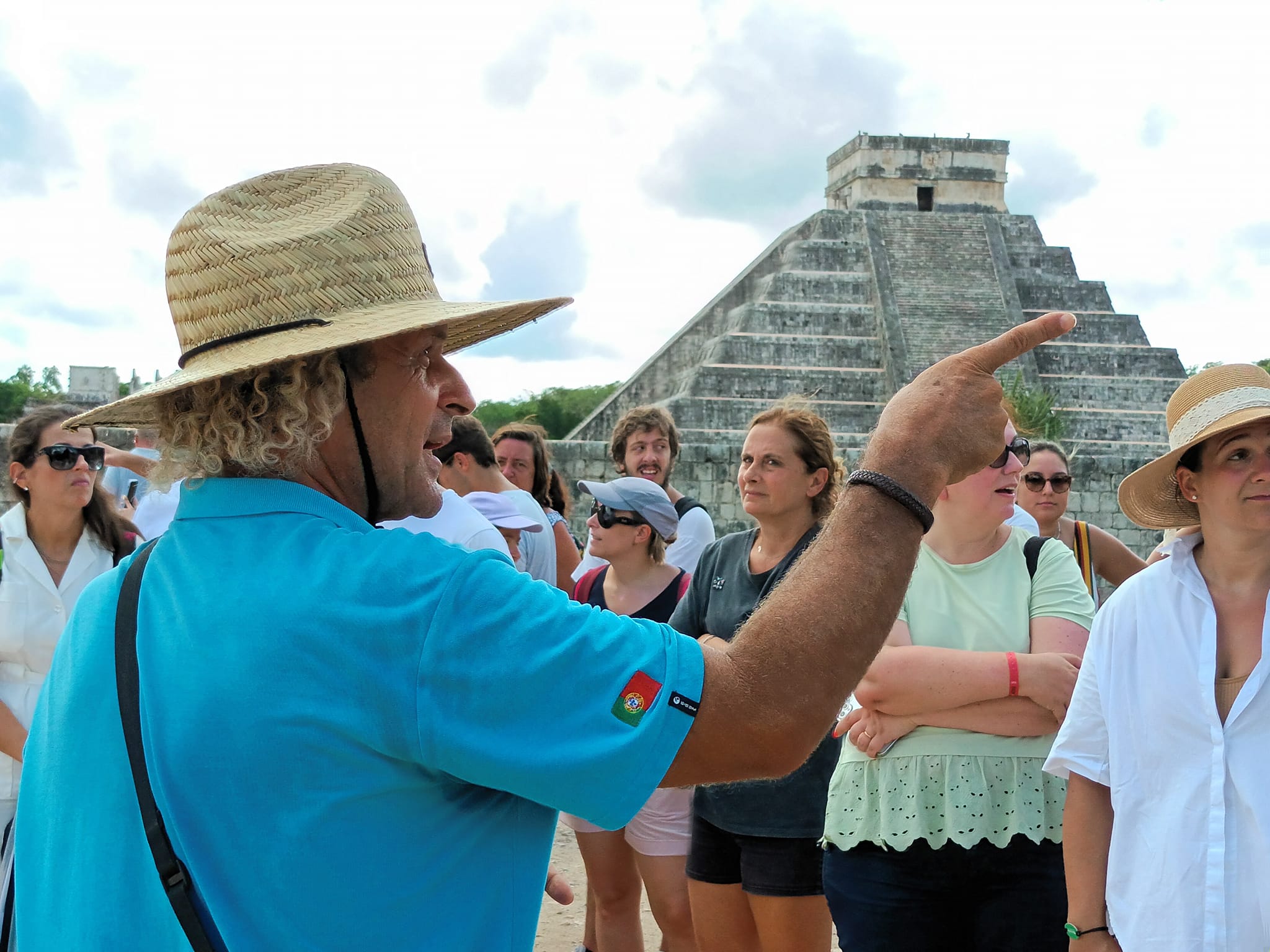 xcursão Exploratours com grupo português em frente à Pirâmide de Kukulkán