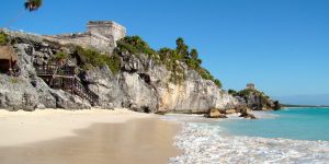 praia de tulum con as ruinas de fondo