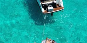 Barco privado a navegar em cancun com mar azul-turquesa