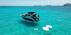 Iate de luxo em cancun sobre águas cristalinas do Caribe