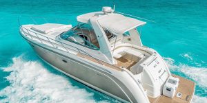 Embarcação privada em cancun rodeada por águas transparentes
