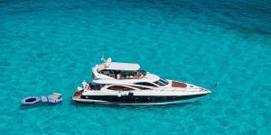 Iate premium em cancun com céu azul e mar calmo