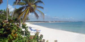 Praia de Akumal com areia branca e mar calmo no Caribe mexicano