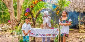 Aldeia maia tradicional no México com casas típicas e ambiente local