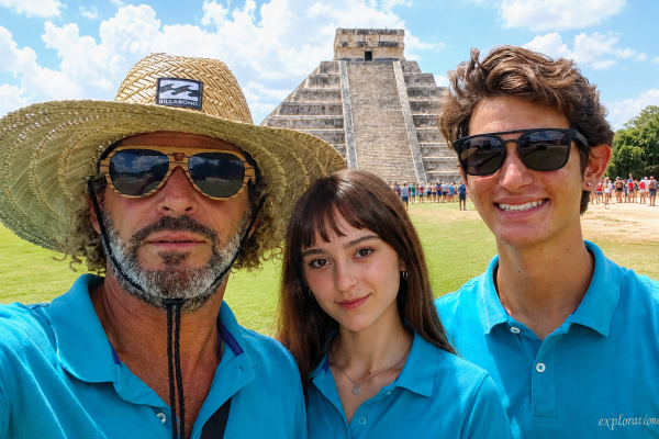 equipa de exploratours nas ruinas de chichen itza