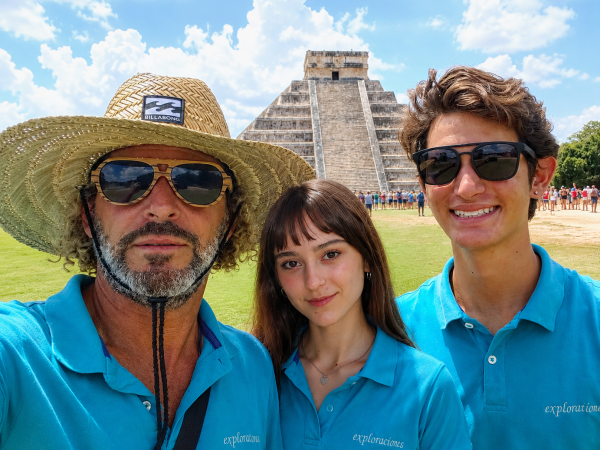 equipa de exploratours nas ruinas de chichen itza