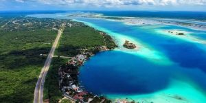 Paisagem de Bacalar, no México, mostrando a lagoa de águas transparentes e a beleza natural da região.