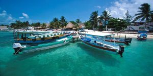 Lanchas na doca em Isla Mujeres México no Caribe