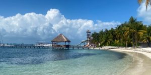 Praia de Isla Mujeres México no Caribe com água azul-turquesa