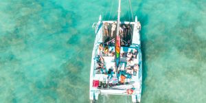 catamarã em cozumel em aguas azuis turquesa e transparentes