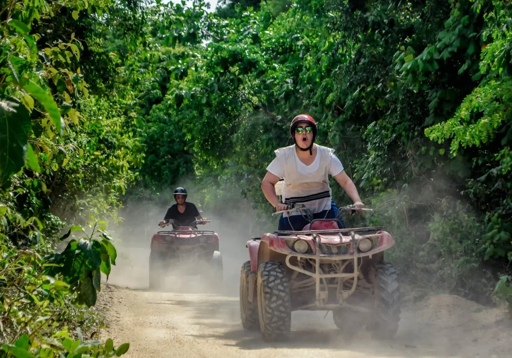 Condução de ATV na selva maia a caminho de um cenote na Riviera Maya, com trilhos naturais e paisagem tropical.