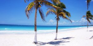 Praia em Tulum com areia branca e mar turquesa