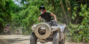 Passeio de ATV pela selva maia na Riviera Maya, percorrendo trilhos naturais em meio à vegetação tropical.