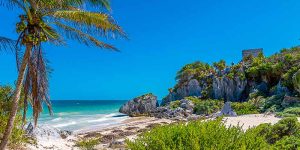 Litoral de Tulum com mar cristalino